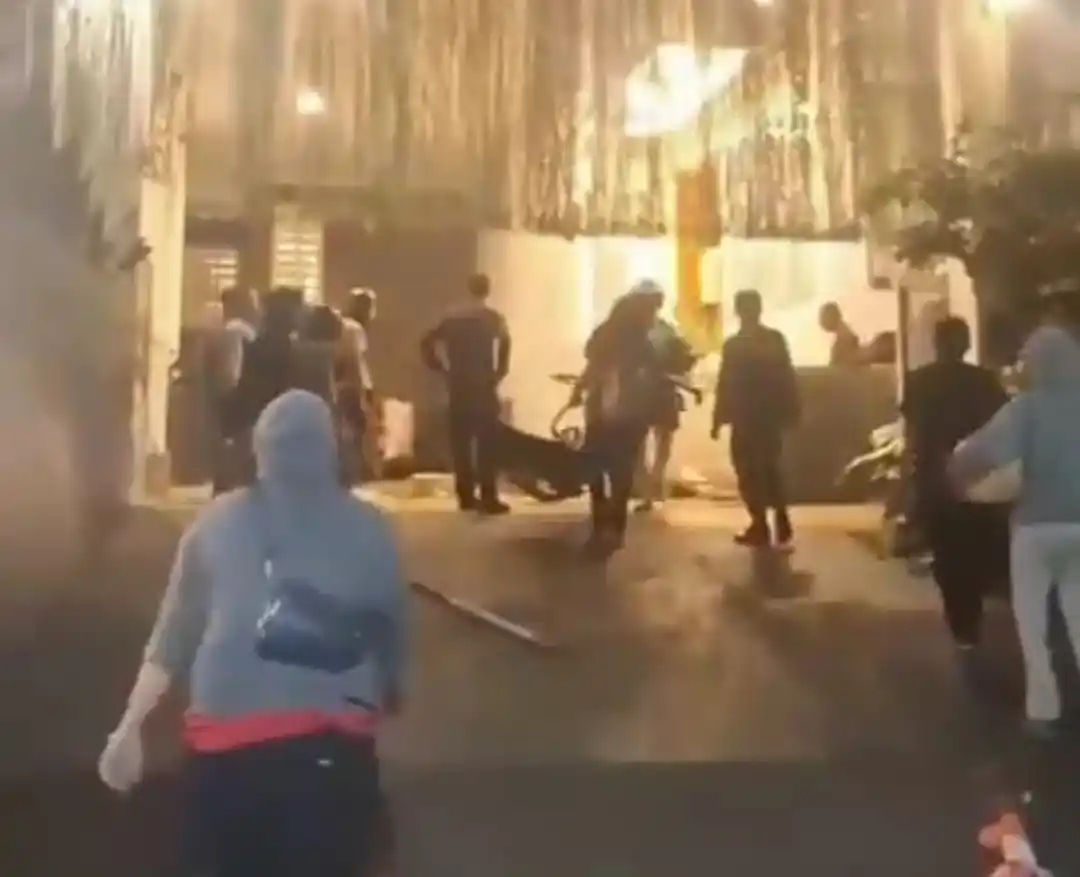 Rumah yang diduga milik Menteri Keuangan (Menkeu) Sri Mulyani menjadi sasaran penjarahan oleh sekelompok orang tak dikenal (OTK) pada Minggu (31/8/2025) dini hari (Foto: Istimewa)