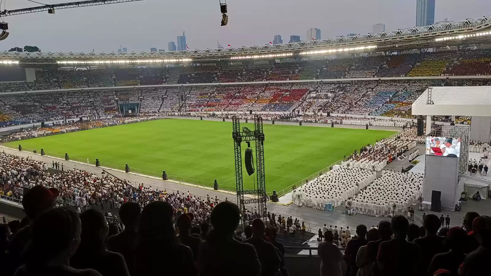 Tidak ada satu pun orang pun yang menginjak-injak rumput Stadion Utama Gelora Bung Karno, Jakarta Pusat, selama misa suci yang dipimpin Paus Fransiskus, Kamis (5/9/2024). (Foto: Dok MI)