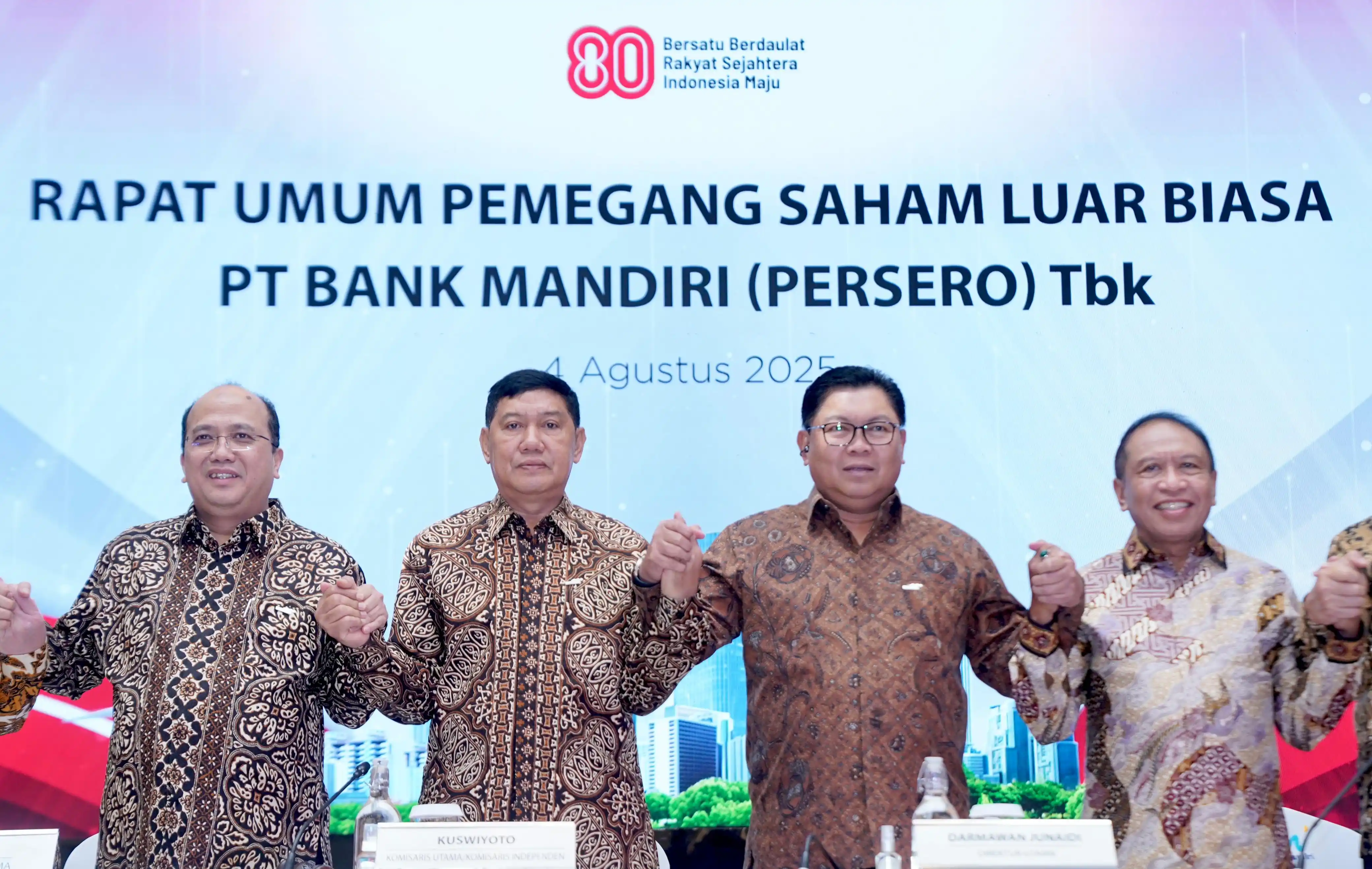 (Ki-Ka) Direktur Utama Bank Mandiri Riduan, Komisaris Utama Bank Mandiri Kuswiyoto, mantan Direktur Utama Bank Mandiri Darmawan Junaidi serta Wakil Komisaris Utama Zainuddin Amali hadir dalam Rapat Umum Pemegang Saham Luar Biasa (RUPSLB) Bank Mandiri Tahun 2025 di Jakarta, Senin (4/8/2025). [Foto: Doc. Mandiri]