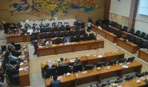Rapat pengambilan keputusan digelar di ruang Baleg, Gedung DPR RI, Senin (11/11/2024) malam.