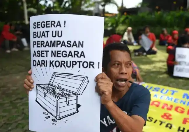 Pengunjuk rasa meminta KPK untuk membersihkan dan menangkap koruptor-koruptor pajak, mafia pencucian uang, serta birokrat-birokrat di pemerintahan yang mengkorupsi uang rakyat.
