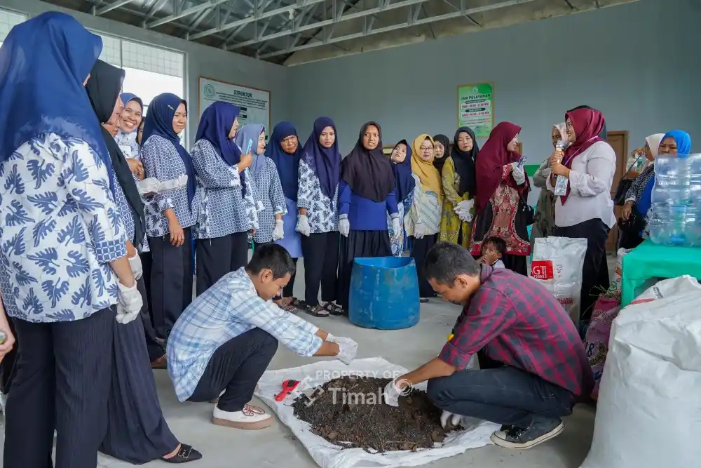 PT Timah Latih Ibu-ibu Sungailiat Olah Sampah jadi Kompos Bernilai Ekonomis [Foto: Doc. PT Timah]