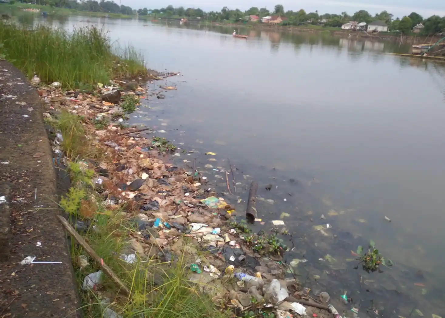Pantai Danau Sipin, Kota Jambi, Provinsi Jambi yang saat inio dipenuhi sampah plastic. Gambar diambil, Jumat (21/11/2025). (Foto : Matra/Radesman Saragih).