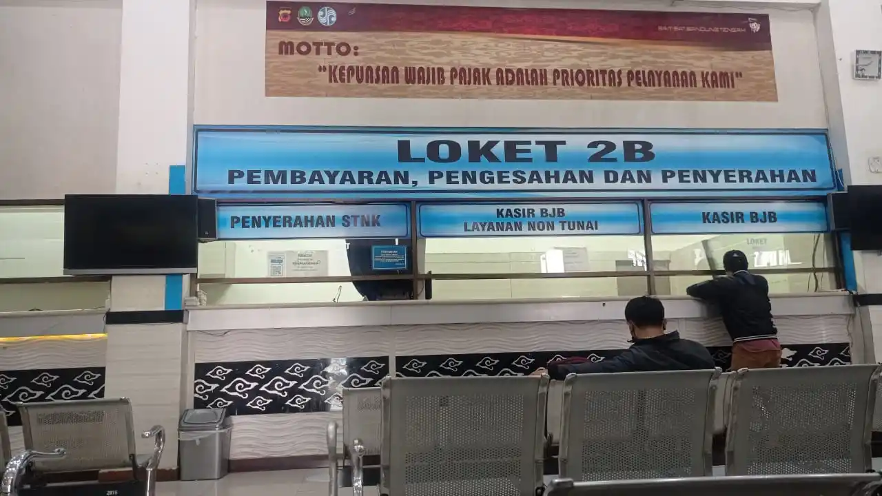 Masyarakat wajib pajak saat menunggu antrean di kantor Samsat Bandung Tengah, Jl. Kawaluyaan Raya, Kota Bandung, Jawa Barat. (Foto: Dok MI/Sugiyanto)