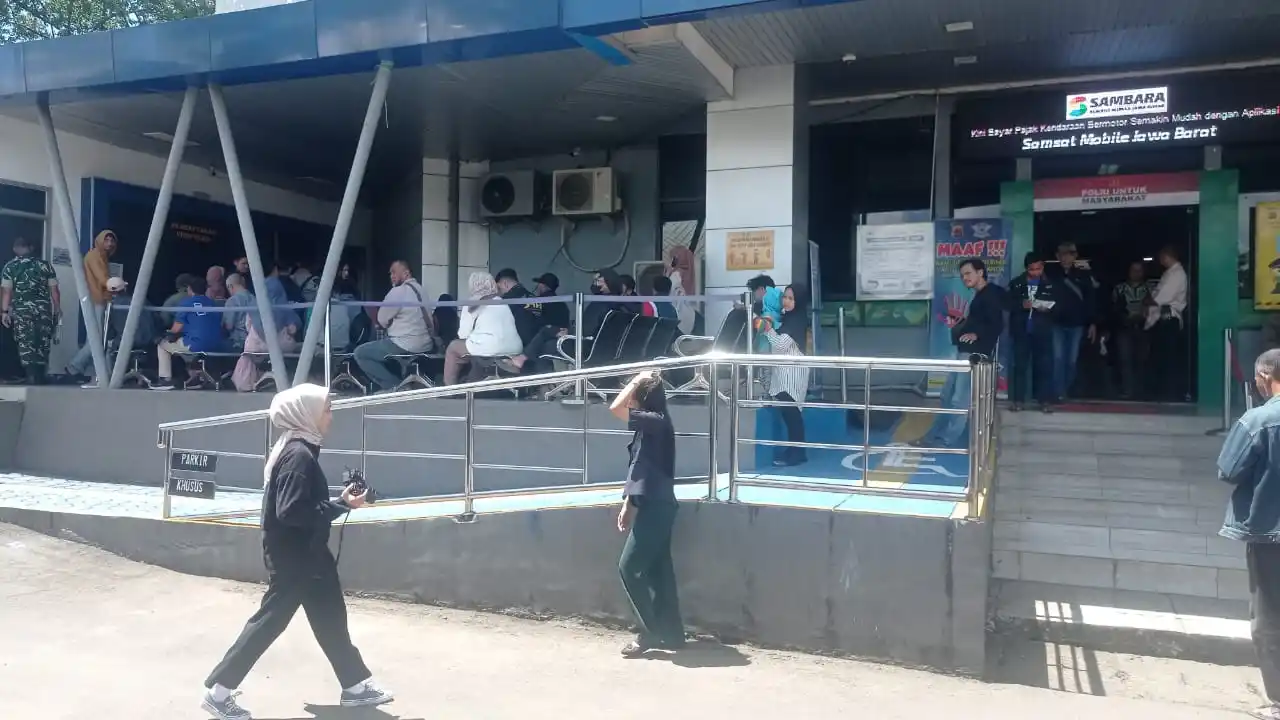 Suasana di kantor Samsat Soekarno Hatta (Soetta) Kota Bandung, Jawa Barat di hari pertama pemberlakuan program pemutihan pajak kendaraan bermotor, Jumat (20/3/2025). (Foto: Dok MI)