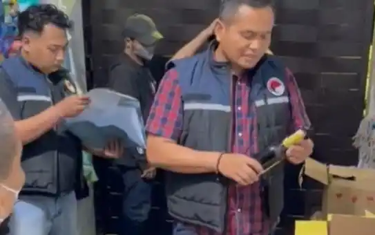 Sat Resnarkoba Polres Gresik Menggerebek Toko Sembako yang Menjual Miras Ilegal  (Foto: Repro)