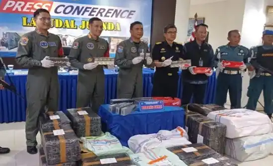 Satgas Pam TNI AL berhasil menggagalkan upaya penyelundupan rokok ilegal lewat Bandara Juanda (Foto: Repro)