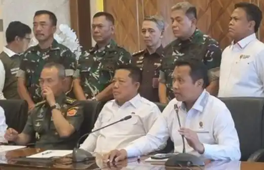Konferensi pers usai rapat koordinasi bersama TNI, Polri, dan sejumlah kementerian di Gedung Kejaksaan Agung, Jakarta Selatan, Senin (15/12/2025).