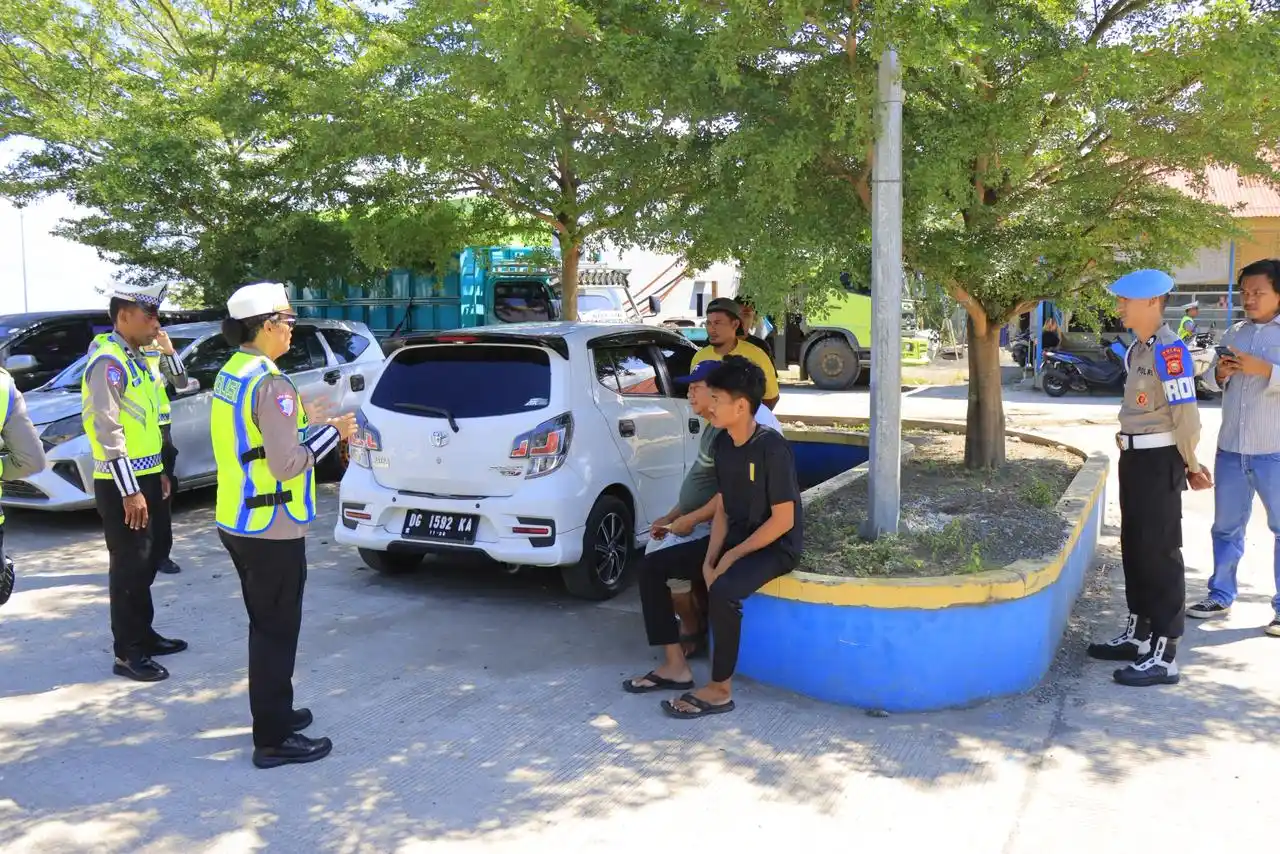 Satgas Preemtif Polda Malut, memberikan edukasi dan mengingatkan masyarakat terkait pentingnya keselamatan berlalu lintas (Foto: Istimewa)