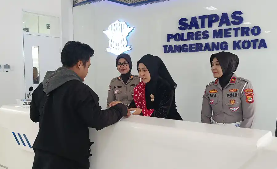 Satuan Penyelenggara Administrasi (Satpas) Surat Izin Mengemudi (SIM) Satlantas Polres Metro Tangerang Kota mengenakan pakaian adat saat memberikan pelayanan di Hari Kartini (Foto: Dok MI)