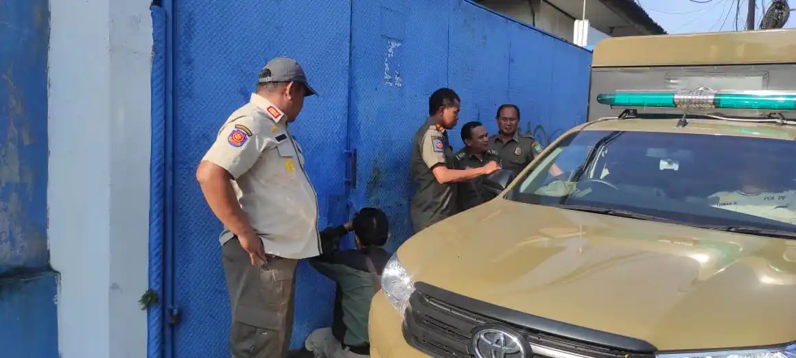 Kasi Gakumda Satpol PP Kota Tangerang, Alex Suyitno, sedang melakukan pemantauan pabrik pelastik milik Hengki. (Foto: Istimewa)