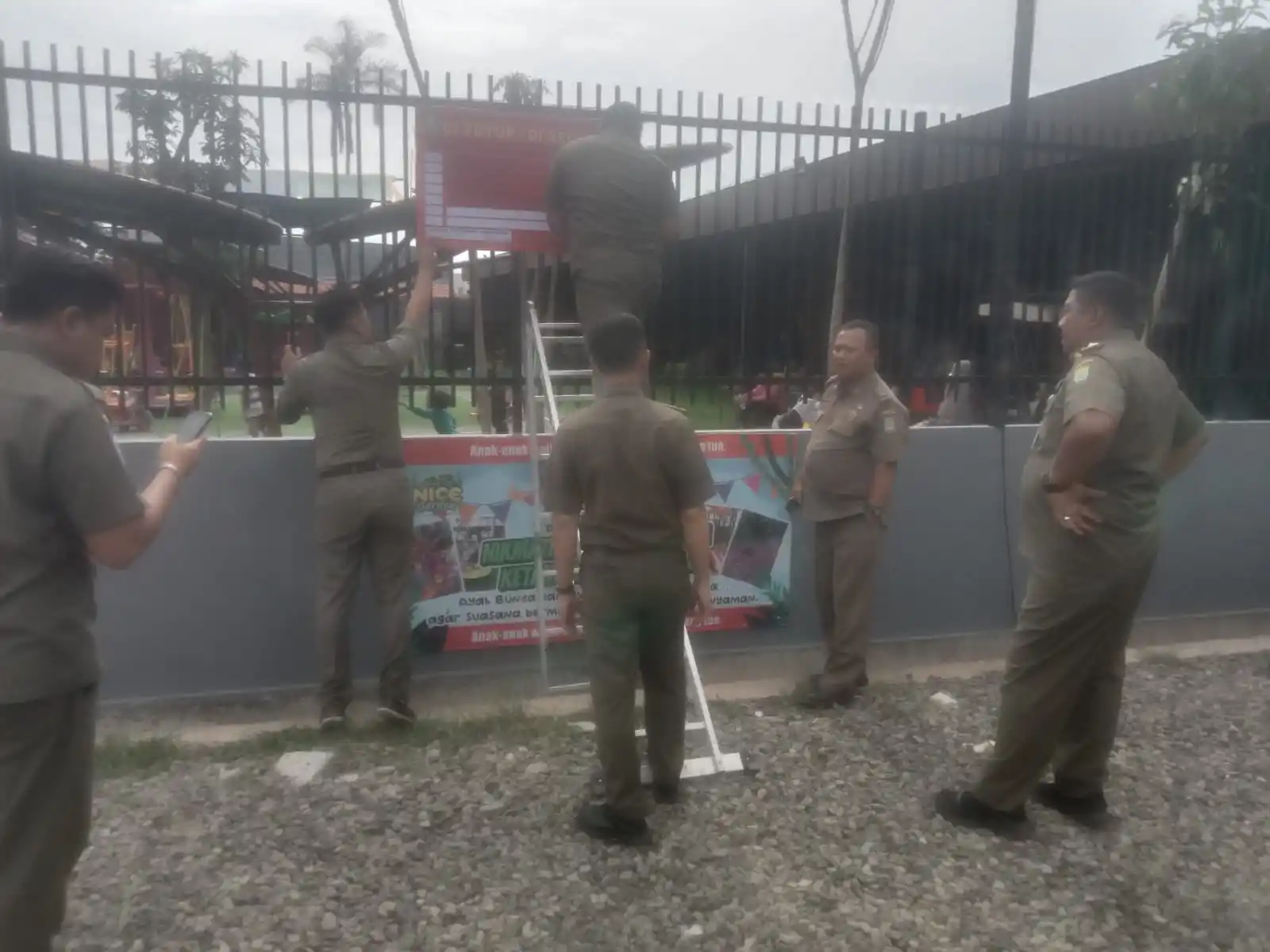 Satpol PP Kota Tanggerang menyegel tempat wisata The Nice Garden Pinang (Foto: Dok MI)