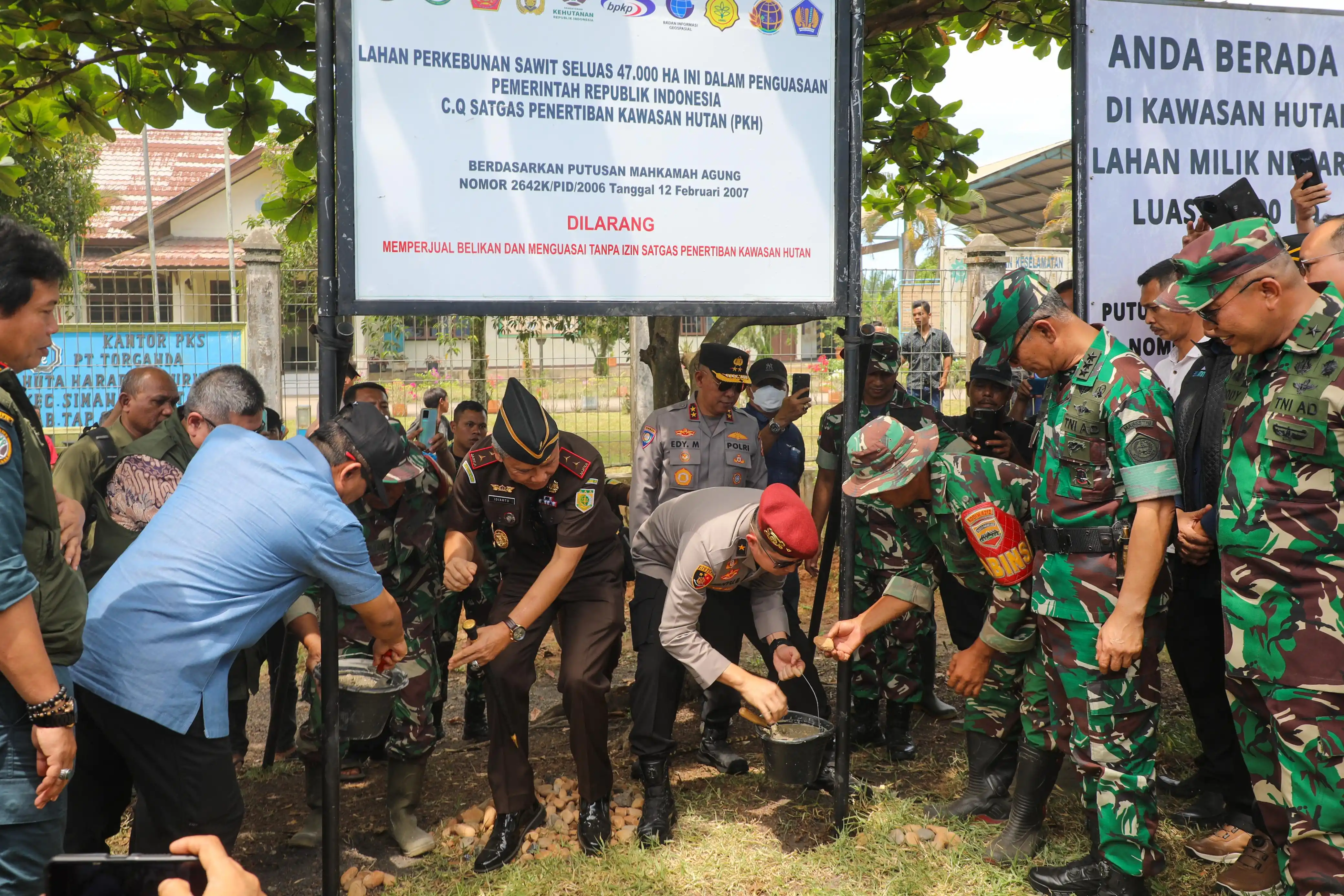 Eksekusi fisik atas lahan seluas + 47.000 Ha di kawasan hutan Register 40, Kabupaten Padang Lawas, Sumatera Utara.