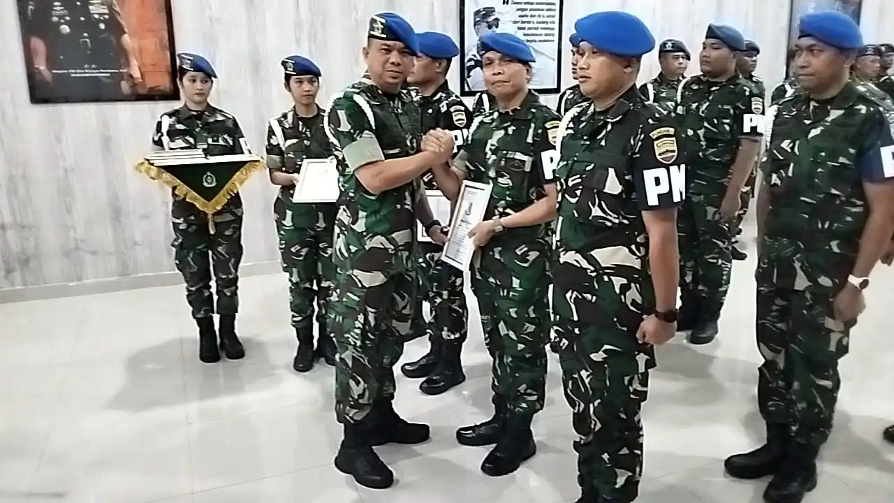 Sebanyak 8 personel Corps Polisi Militer (Cpm) menerima piagam penghargaan (Foto: Dok MI)