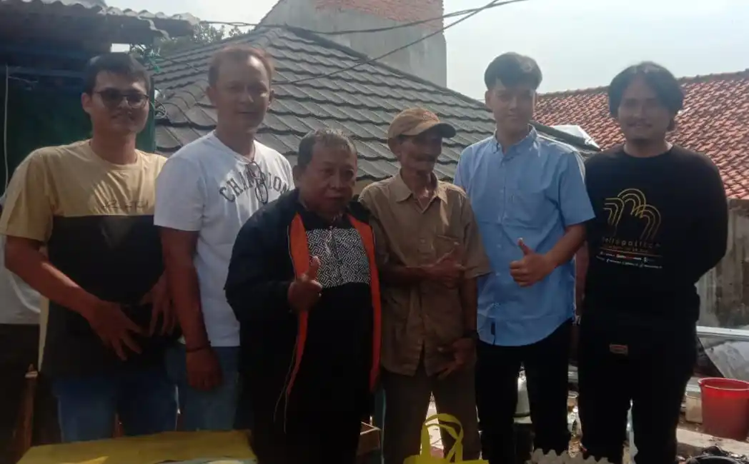 Sejumlah wartawan mengunjungi kediaman Bah Sangkin di Kelurahan Nagri Kaler, Kecamatan Purwakarta (Foto: Dok MI)