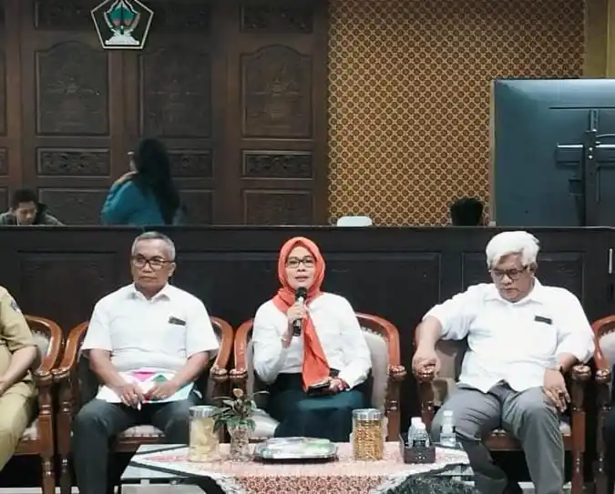 Sekretaris Daerah Kabupaten Blitar, Khusna Lindarti, (tengah), saat menyampaikan sambutan.(Foto: Dok MI/Joko Prasetyo)