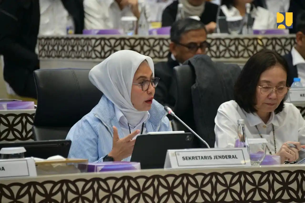 Jenderal Kementerian PU Wida Nurfaida memaparkan program Kementerian PU tahun 2026 kepada Komisi B DPR RI, Jakarta, Kamis (11/9). (Foto: dok/MI/PU)