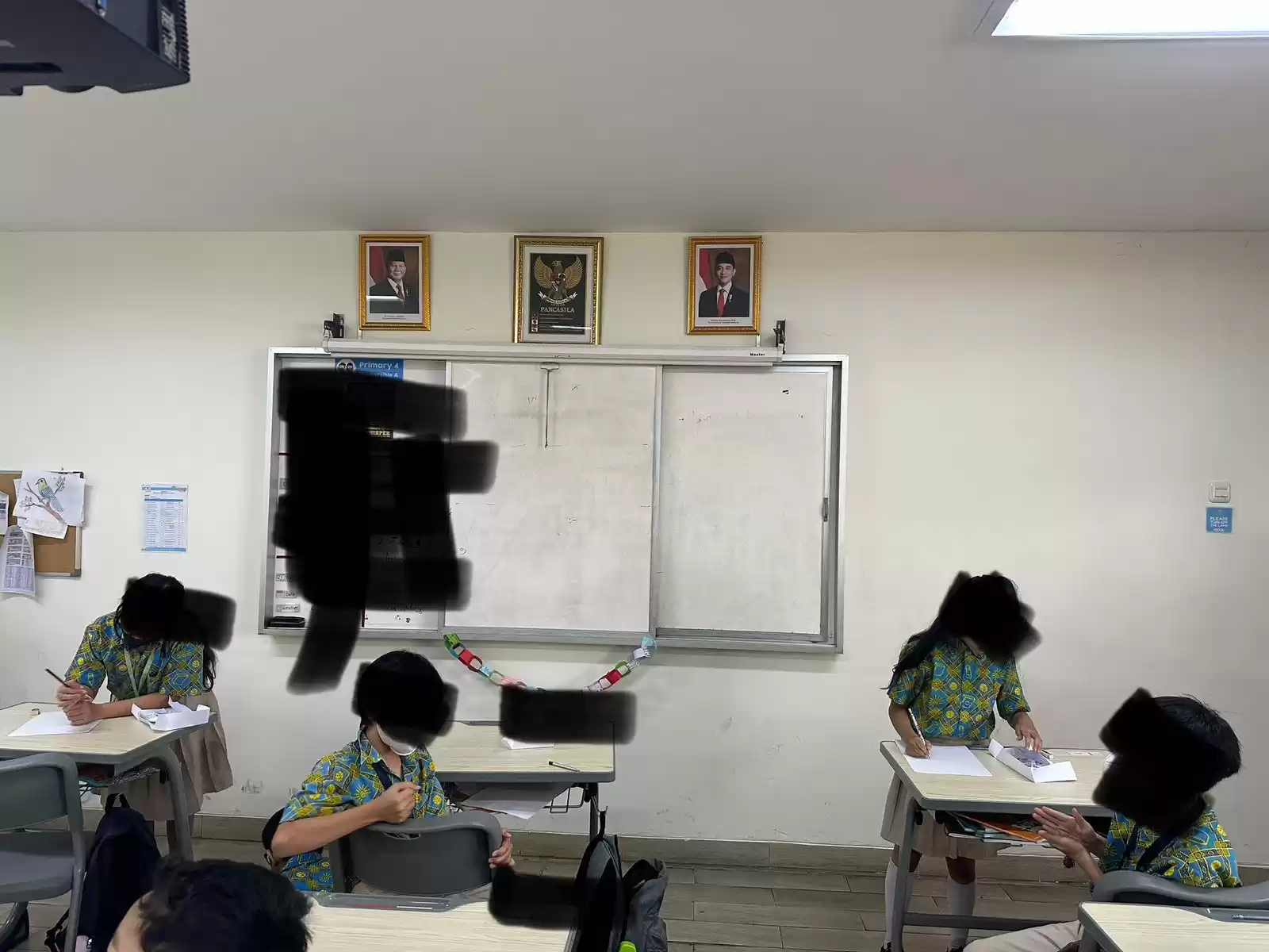 Sekolah yang diduga dimiliki oleh putri dari salah satu Ketum Partai dalam KIM memasang foto Prabowo Subianto dan Gibran Rakabuming Raka sebelum pelantikan.
