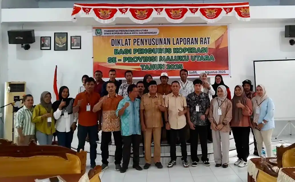 Sekretaris Dinas Koperasi dan UMKM Malut, Hasanudin Robo, berpose bersama peserta Diklat RAT dan Desain Kemasan Produk di Aula Penginapan Yusmar, Sofifi. (Foto: Ist).