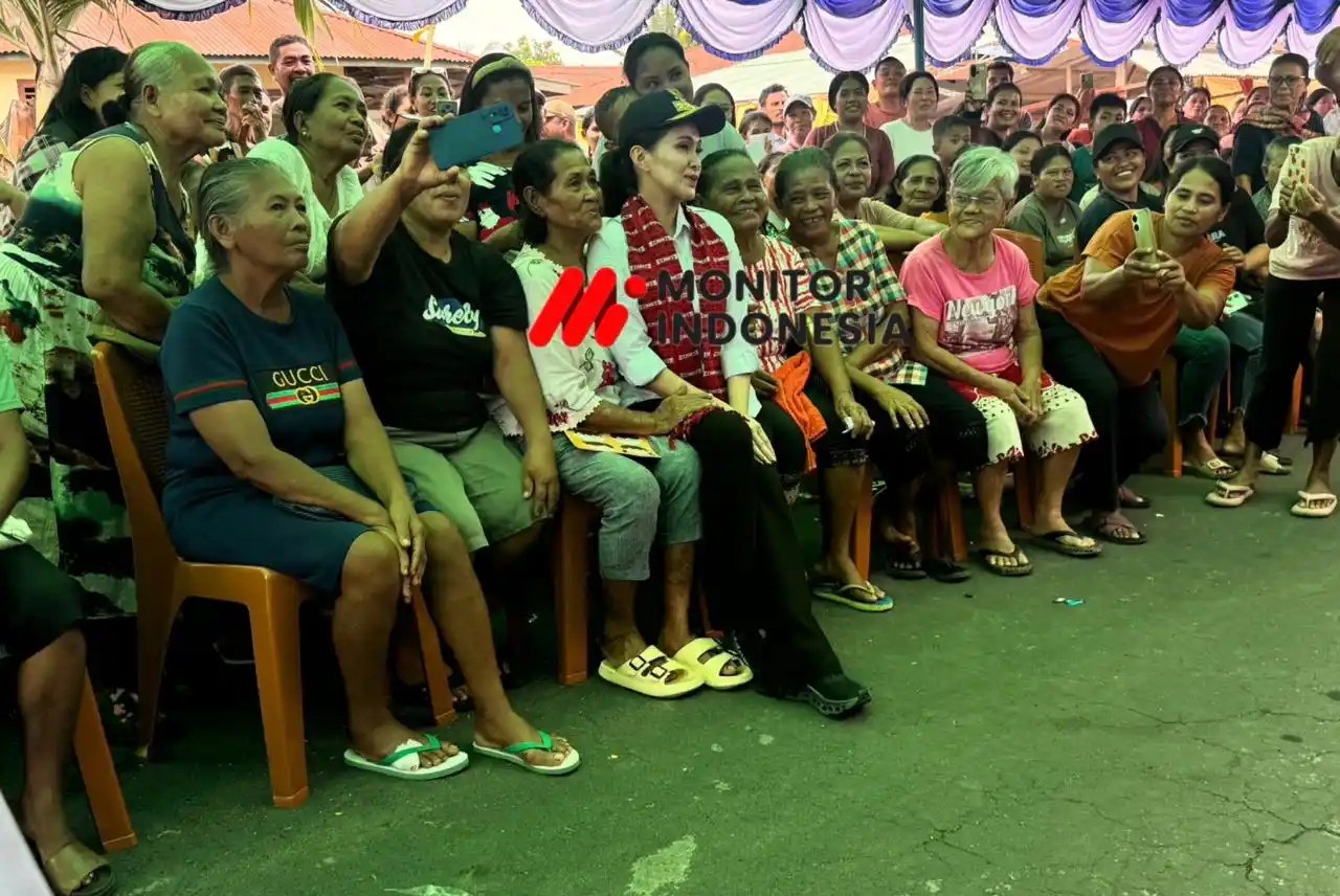 Warga Tobelo yang berdesakan untuk mendapatkan sembako murah terlihat berdampingan dengan Gubernur Sherly Tjoanda, menjadi bukti langsung bahwa kebutuhan pokok masih sulit dijangkau banyak keluarga. (Foto: MI/Jainal Adaran)