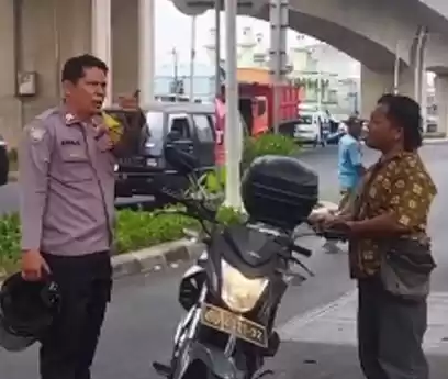 Seorang anggota Bhabinkamtibmas melumpuhkan pria bersenjata tajam yang mengancam warga di Pulogadung, Jakarta Timur