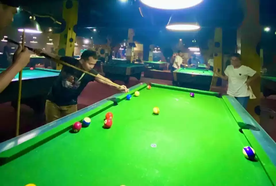 Seorang pemain Biliar sedang membidik bola (Foto: MI/Nuramin)