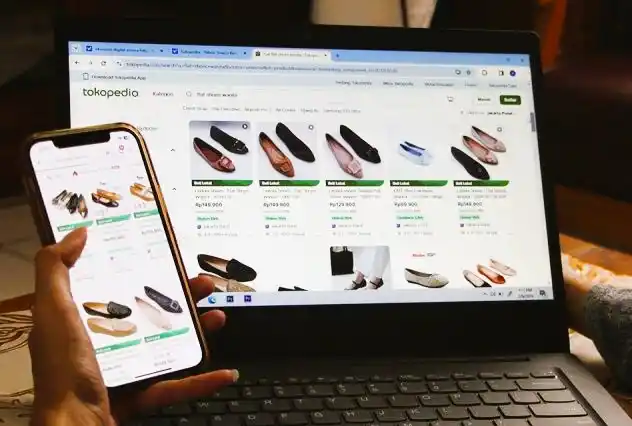 Seorang warga melihat barang-barang di situs belanja online (Foto: Antara)