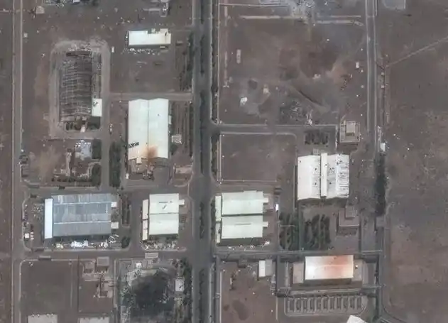 Citra satelit yang dirilis oleh Maxar Technologies menunjukkan sejumlah kerusakan di fasilitas nuklir Iran akibat serangan Israel. Melansir NDTV World, Minggu (15/6), dan tersebar di media sosial, gambar yang membandingkan kondisi pada 24 Januari dan 14 Juni tersebut menunjukkan kerusakan pada beberapa bangunan di fasilitas nuklir Natanz