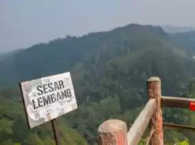 Tebing Keraton di wilayah Cimenyan Kabupaten Bandung, merupakan salah satu titik keberadaan patahan Sesar Lembang. [Foto: Istimewa]