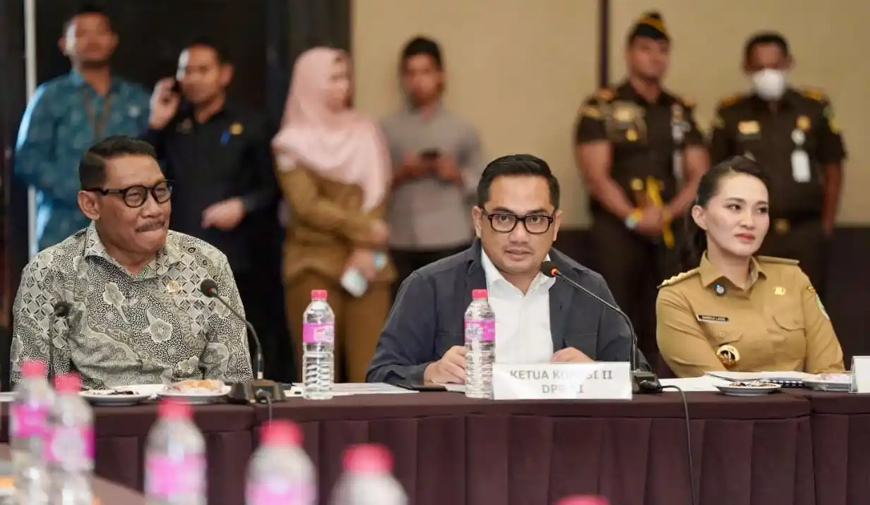 Ketua Komisi II DPR RI, Rifqinizamy Karsayuda bersama Gubernur Sherly Tjoanda memimpin rapat, di Gamalama Ballroom Hotel Bela, Ternate, Senin 28 Juli 2025 (Foto: Biro Adpim Malut)
