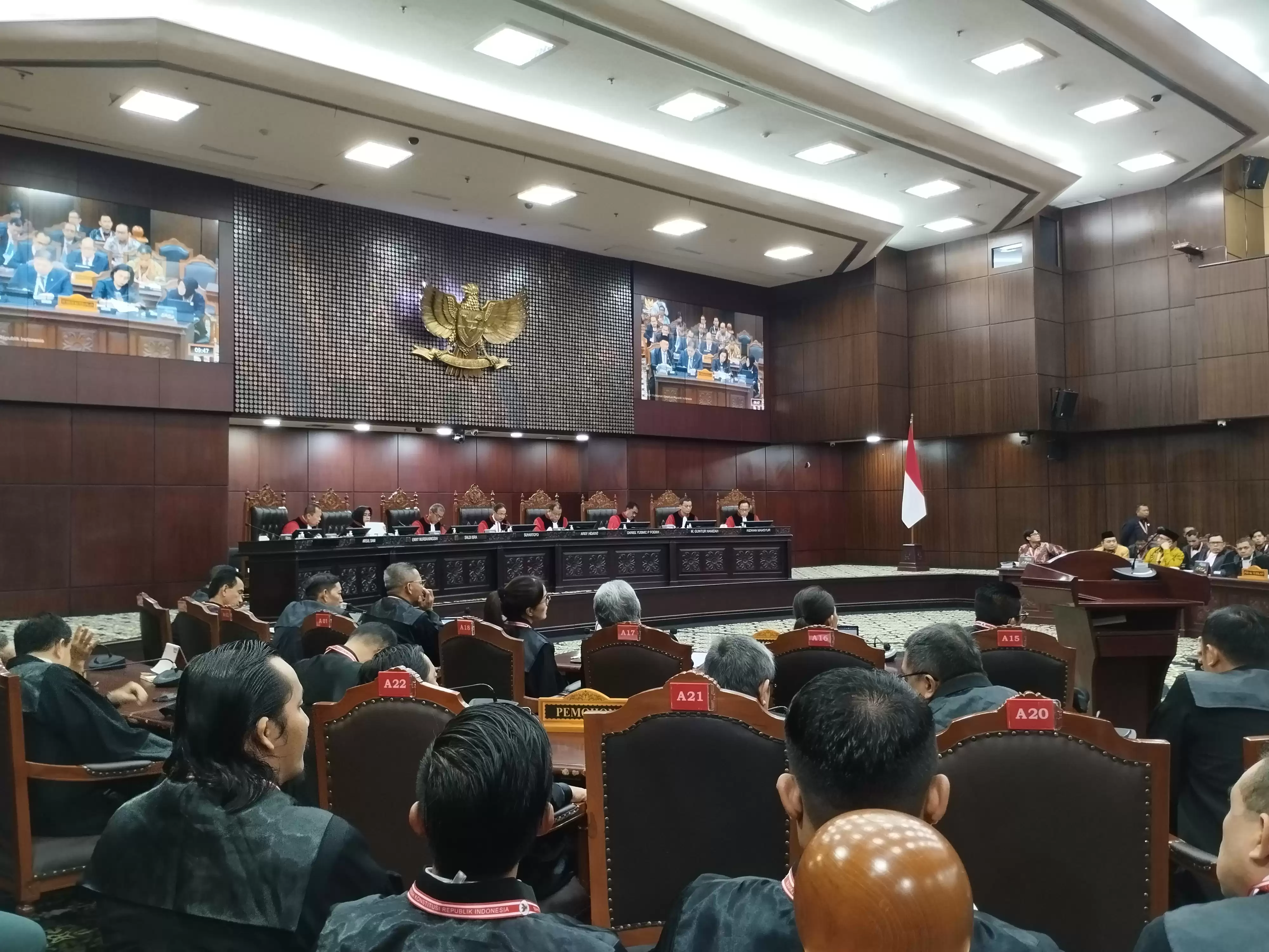 Sidang perselisihan hasil pemilihan umum (PHPU) terkait dengan sengketa Pilpres 2024, di Mahkamah Konstitusi (MK) Jumat (5/4/2024). (Foto: MI/Dhanis)