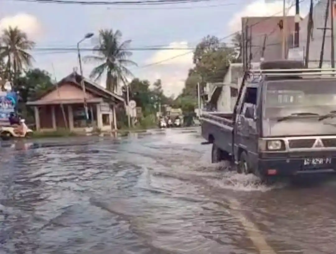 Simpang empat Garum, Kabupaten Blitar yang digenangi air (Dok/JK-MI)