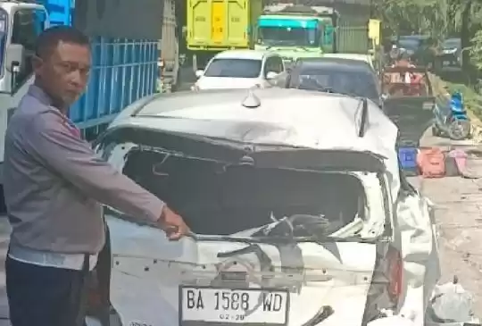 Personel Polresta Padang saat memeriksa serta mengamankan lokasi kecelakaan beruntun di kawasan Sitinjau Lauik, Padang, Sumatra Barat (Sumbar) pada Minggu (7/7/2024). ANTARA