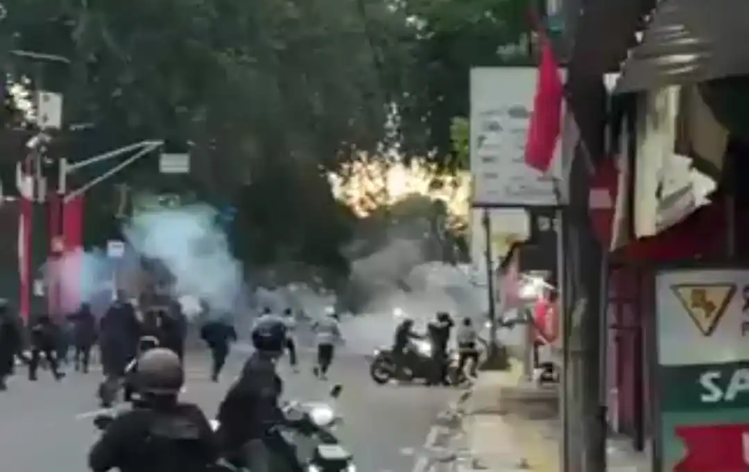 Polisi Menembakan gas air mata untuk membubarkan sejumlah massa di depan Mako Brimob Kelapa Dua, Depok, Jawa Barat (Foto: Istimewa)