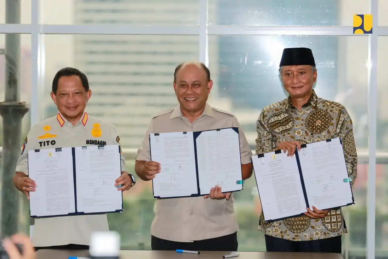 Penandatanganan Surat Keputusan Bersama antara Kementerian PU, Badan Gizi Nasional (BGN), dan Kementerian Dalam Negeri, di Gedung BGN guna mendukung Program MBG, Jakarta, Kamis (18/9). (Foto: Dok PU)
