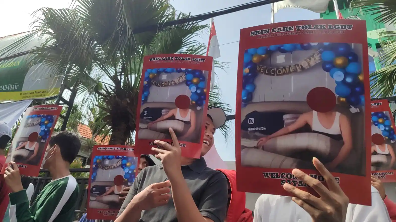 Puluhan massa yang tergabung dalam Serikat Indonesia Care Tolak LBGT (Skin Care Tolak LGBT) melakukan aksi damai di Kantor Pusat Majelis Ulama Indonesia (MUI) di Jalan Proklamasi, Jakarta Pusat, Jumat (21/3/2025).