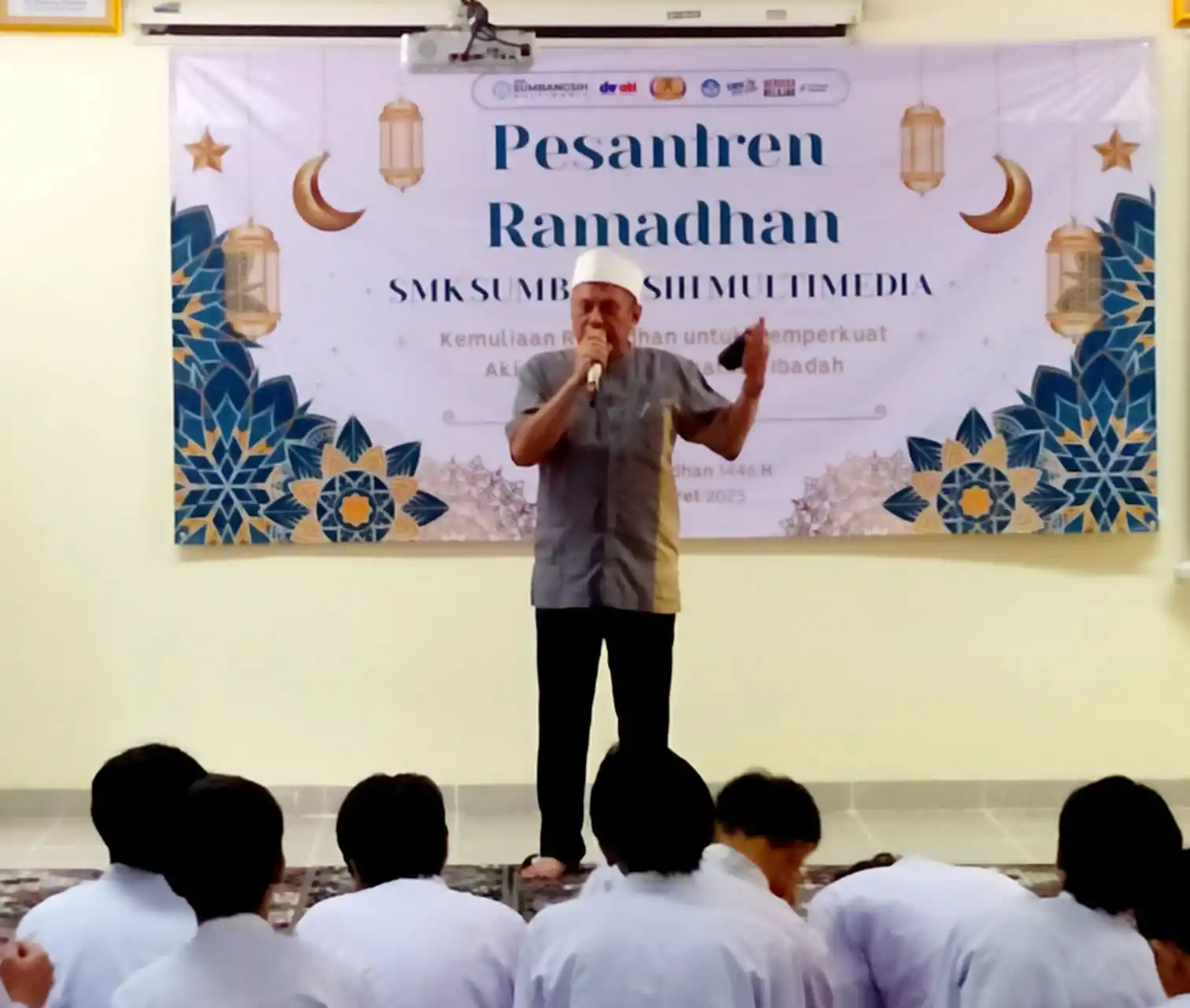 Kepala Sekolah SMK Multimedia Sumbangsih Jakarta, Akhmad Nidom, saat memberi sambutan sekaligus membuka acara Pesantren Ramadhan 2025 di aula sekolah, Rabu (19/3/2025) (Foto: Dok MI)