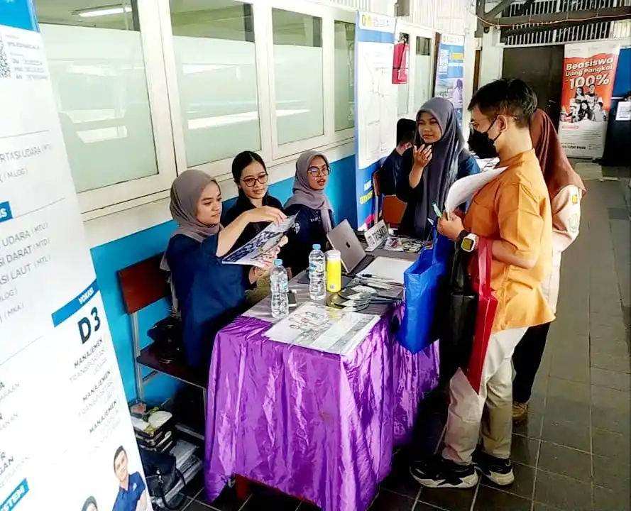 Siswa didampingi seorang guru sedang mencari info di salah satu stand perguruan tinggi swasta dari Jakarta (Foto: Dok MI/Gatot Eko Cahyono).