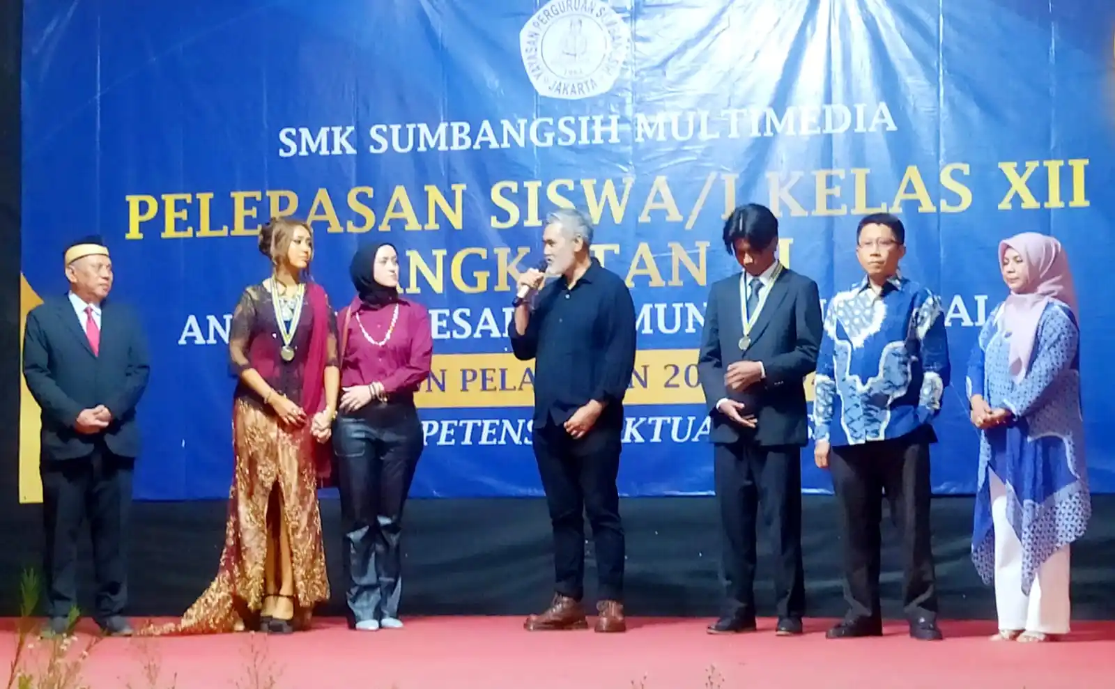 Kepala SMK Multimedia Sumbangsih, Akhmad Nidom (paling kiri) secara simbolis menyerahkan para siswa kepada orang tua murid, di gedung IBS, Kemang, Jakarta Selatan, Sabtu (24/5/2025). (Foto: Dok MI/Gatot Eko Cahyono/Istimewa)