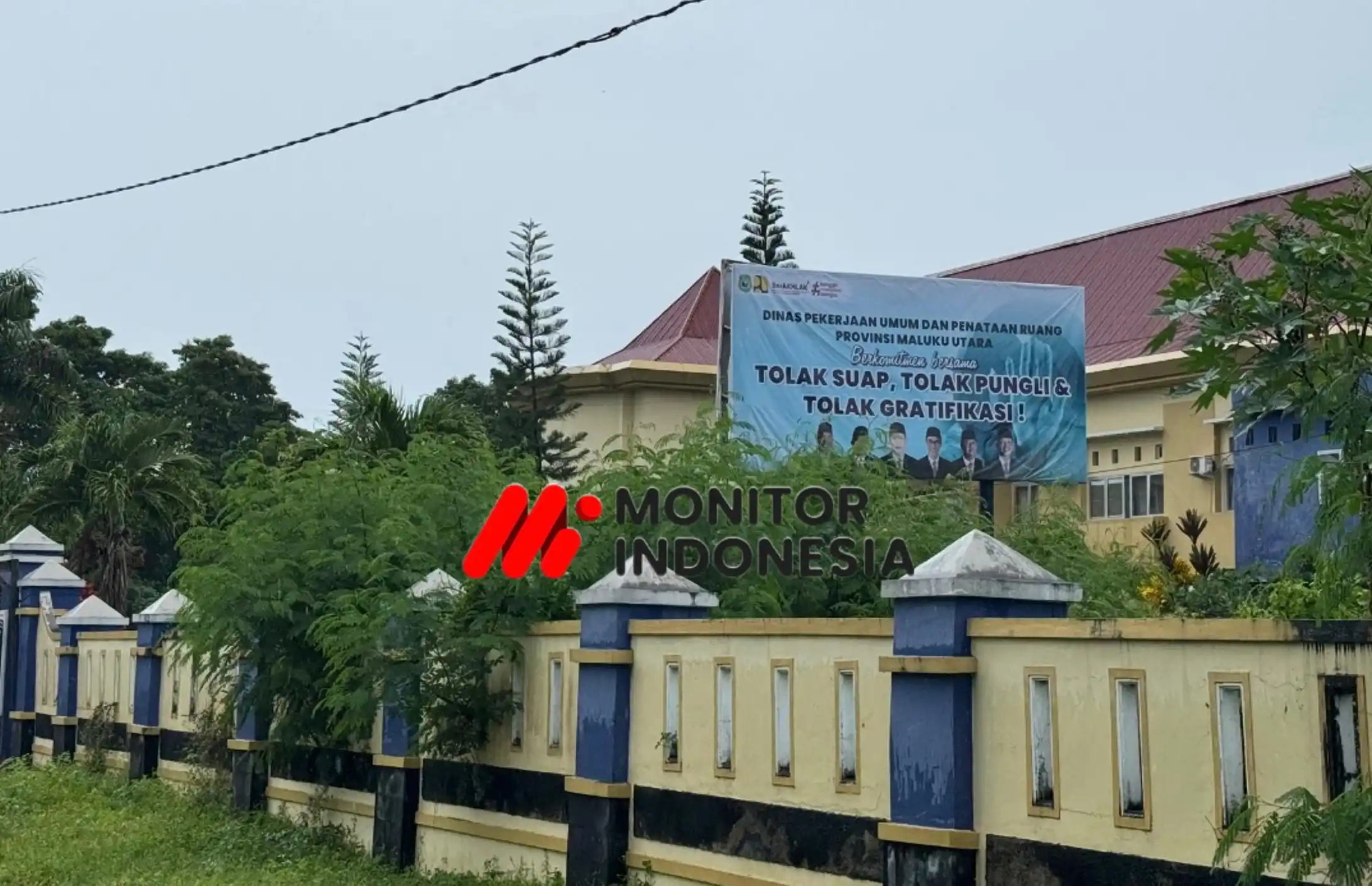 Spanduk bertuliskan komitmen tolak suap, pungli, dan gratifikasi terpajang di depan kantor PUPR (Foto: MI/Rais Dero)