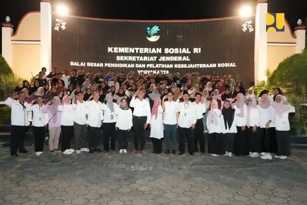 Menteri Pekerjaan Umum (PU), Dody Hanggodo berfoto bersama dengan guru dan pelajar Sekolah Rakyat Menengah Atas 20, Kabupaten Sleman. (Foto:dok PU