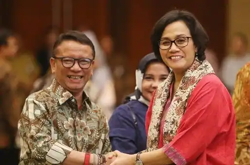 Mantan Dirjen Pajak Ken Dwijugiasteadi (kiri) dan Mantan Menkeu Sri Mulyani Indrawati (kanan) (Foto: Istimewa)