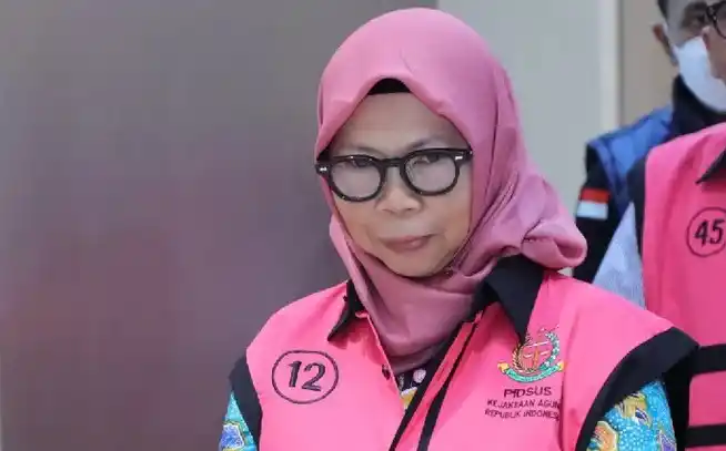 Direktur Sekolah Dasar (SD), Sri Wahyuningsih usai ditetapkan sebagai tersangka korupsi digigalisasi pendidikan Kemendikbudristek. Kejagung ungkap beberapa perintah Sri untuk melaksanakan program Nadiem Makarim. (Foto: Dok MI)