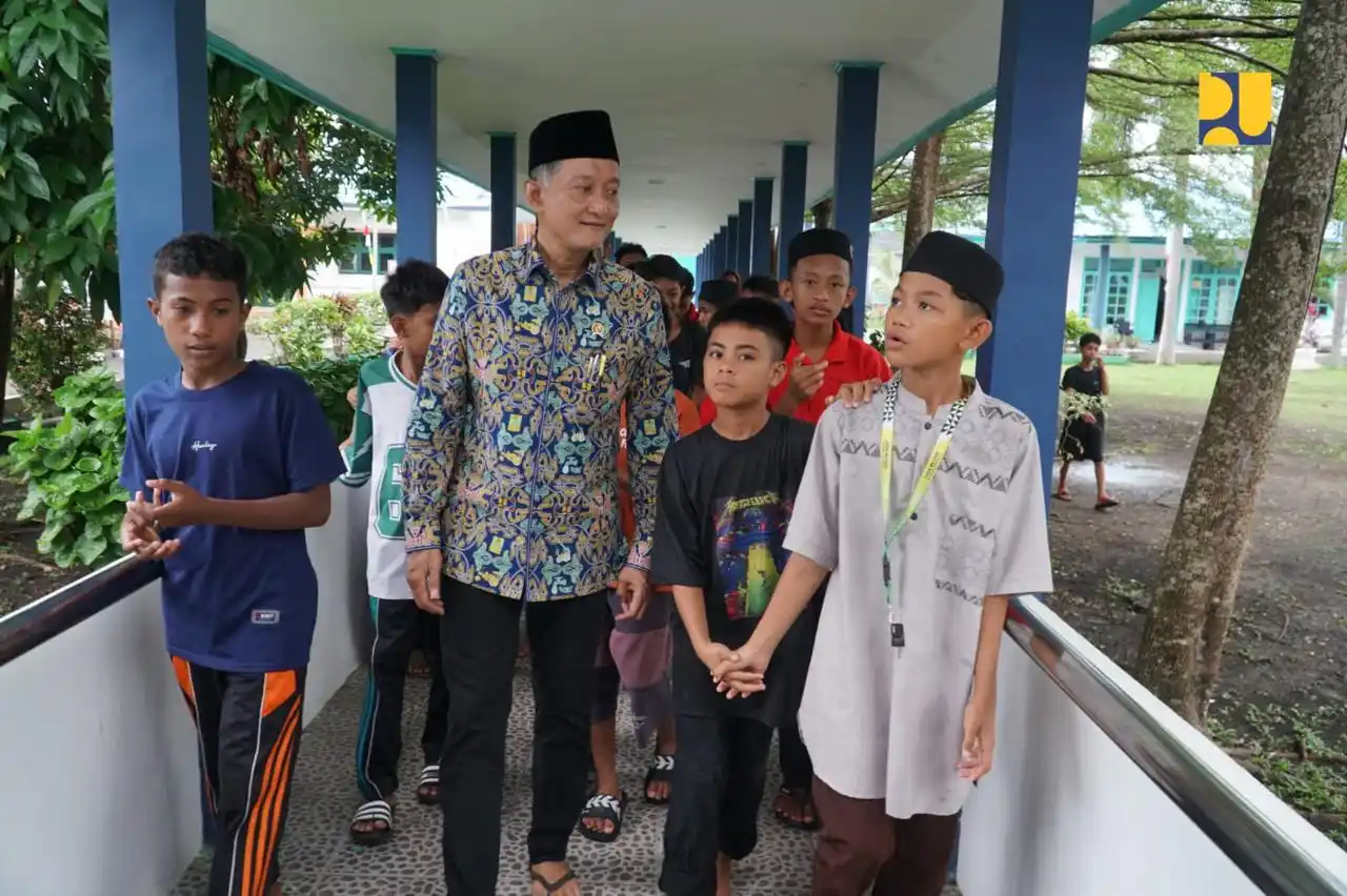 Menteri Pekerjaan Umum (PU) Dody Hanggodo meninjau Sekolah Rakyat Menengah Pertama (SRMP) 26 Kota Ternate, Maluku Utara, Rabu (27/8). MI/Dok PU