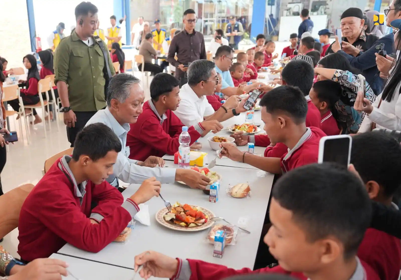 Menteri Pekerjaan Umum, Dody Hanggodo menikmati kebersamaan dengan para siswa Sekolah Rakyat Terintegrasi 30 Medan dengan makan rujak. (Foto: PU)
