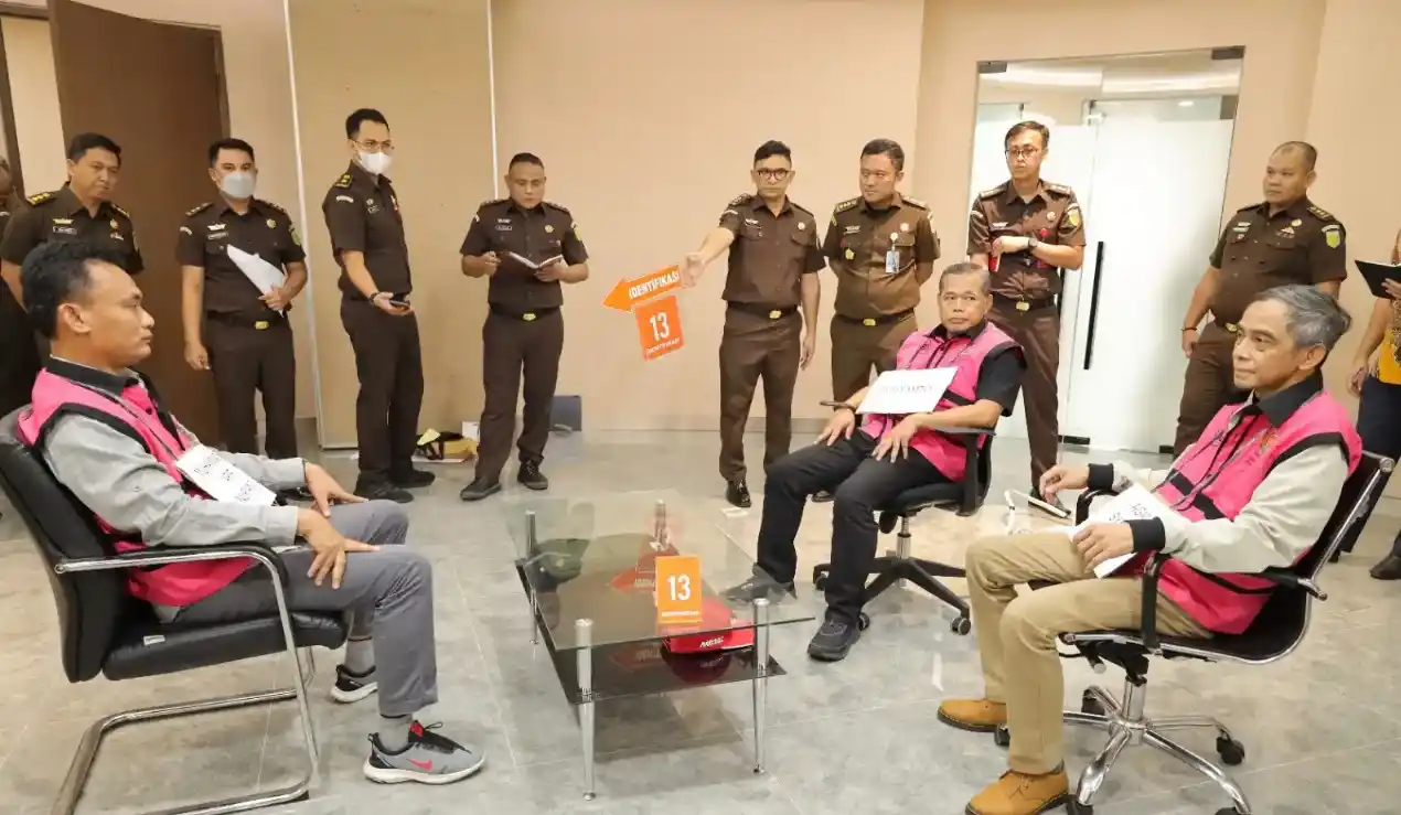 Kejaksaan Agung (Kejagung) akan melimpahkan sejumlah tersangka dan barang bukti perkara suap atau gratifikasi putusan lepas pada tiga grup perusahaan dalam perkara korupsi pemberian fasilitas ekspor crude palm oil (CPO) atau minyak goreng dan turunannya, periode Januari-April 2022, pada besok, Senin (30/6/2025). (Foto: Dok MI)