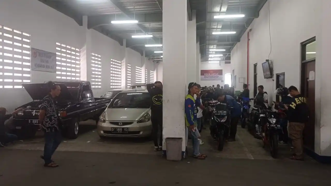 Suasana antrean cek fisik kendaraan di Gedung Pelayanan BPKB Polda Jabar, Jl. Soekarno Hatta, Kota Bandung, Jumat (21/3/2025). (Foto: Sugiyanto/MI)