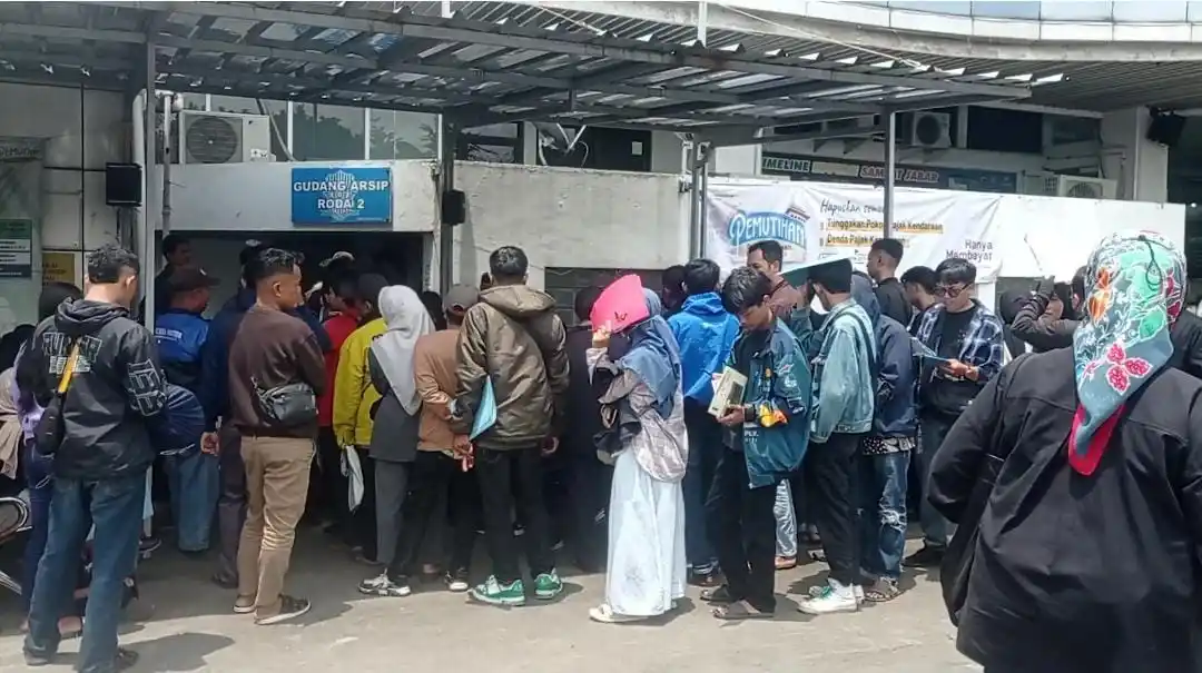 Suasana antrean wajib pajak di depan gudang arsip kendaraan roda dua kantor Samsat Soekarno Hatta, Kota Bandung, Jawa Barat, Senin (24/3/2025). (Foto: Sugiyanto/MI)