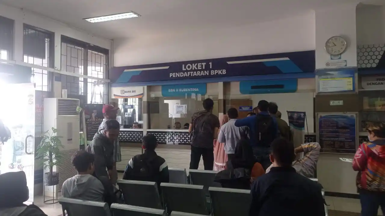 Suasana antrean wajib pajak di depan loket pendaftaran BPKB kantor Samsat Soekarno Hatta, Kota Bandung, Jawa Barat. (Foto: Sugiyanto/MI)