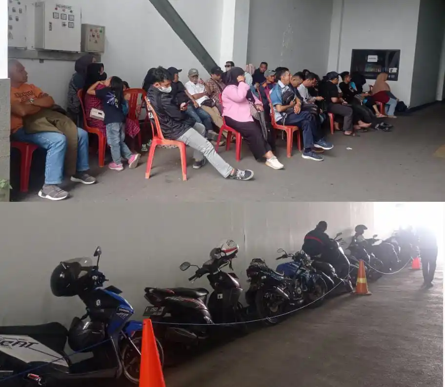 Suasana antrean wajib pajak di Gedung Pelayanan BPKB Polda Jabar, Jl. Soekarno Hatta, Kota Bandung, Selasa (25/3/2025). (Foto: Sugiyanto/MI).